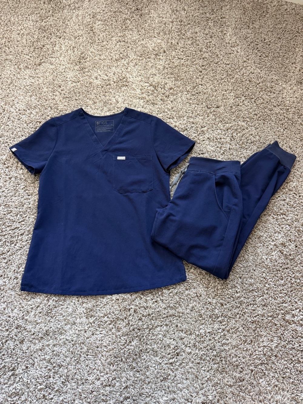 Figs Navy V-Neck Scrub Top and Jogger Pants Set